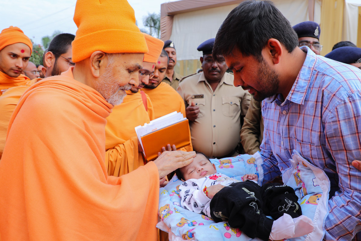 Swamishri blesses an infant