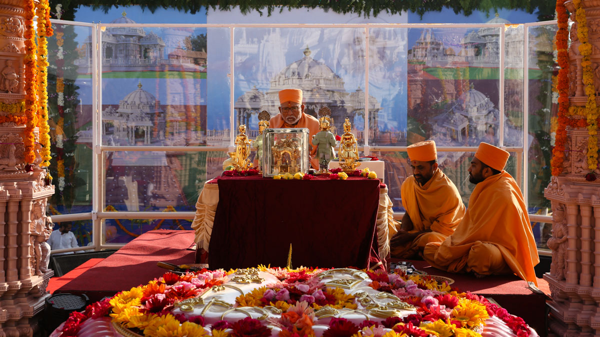 Pujya Bhaktipriya Swami (Kothari Swami) performs the mahapuja rituals