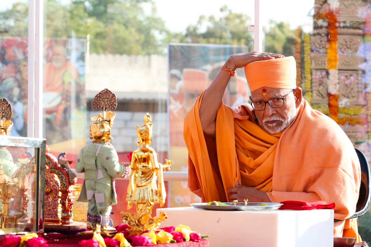Pujya Kothari Swami performs the mahapuja rituals