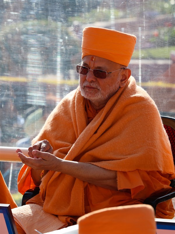 Pujya Ishwarcharan Swami performs the mahapuja rituals