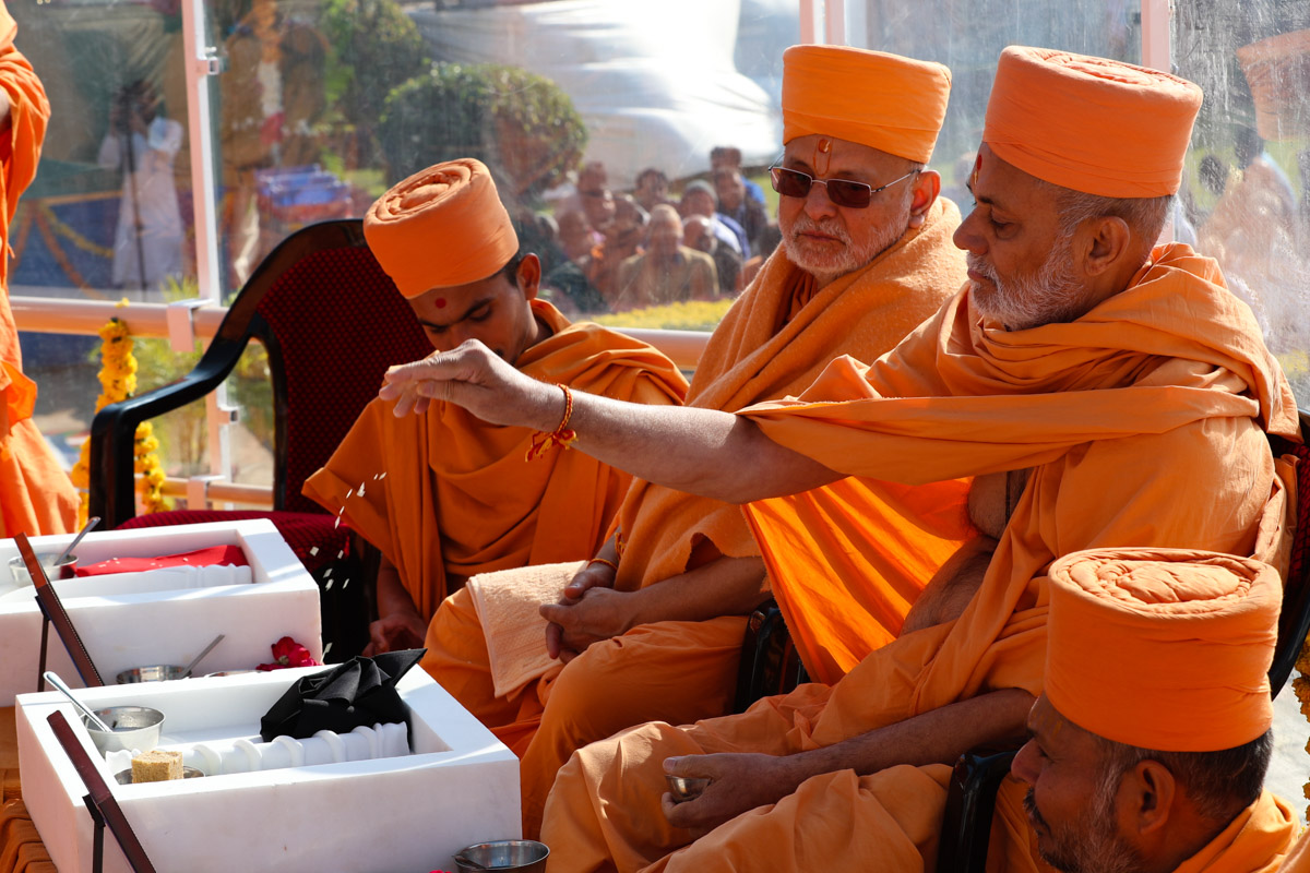 Pujya Viveksagar Swami performs the mahapuja rituals