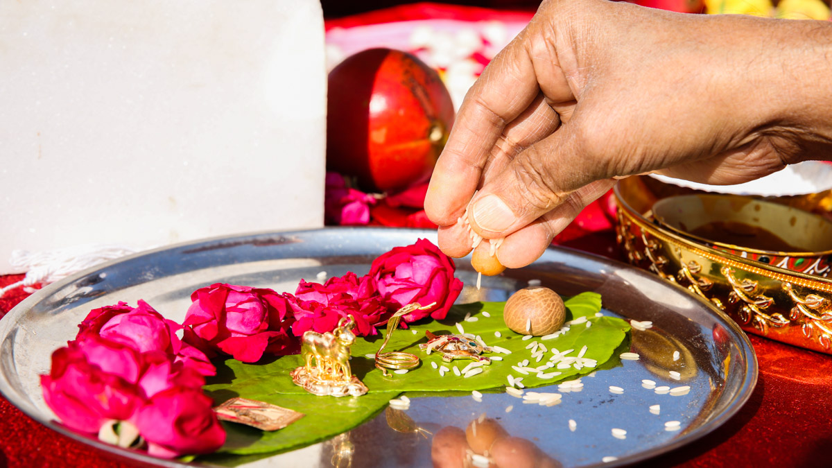 Pujya Kothari Swami performs the mahapuja rituals