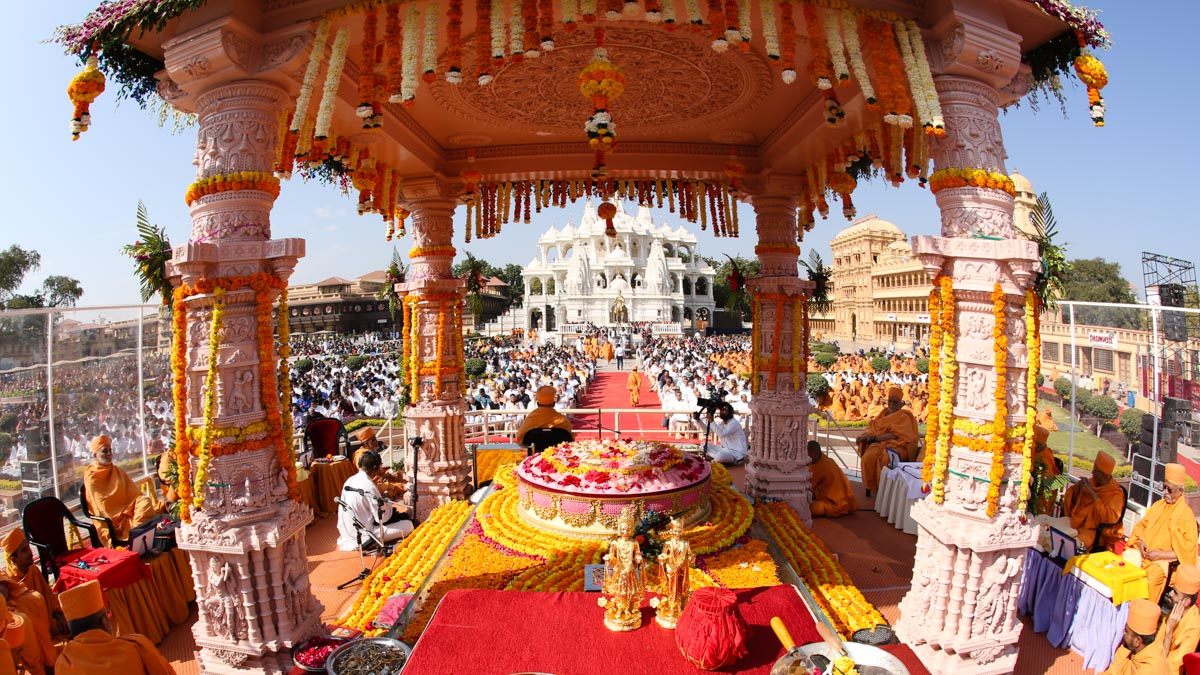 Pujya Ishwarcharan Swami addresses the assembly