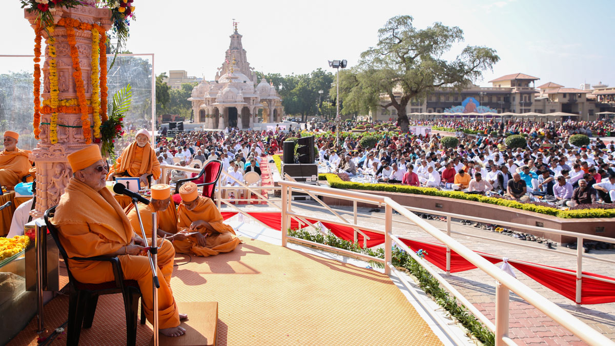 Pujya Ishwarcharan Swami addresses the assembly