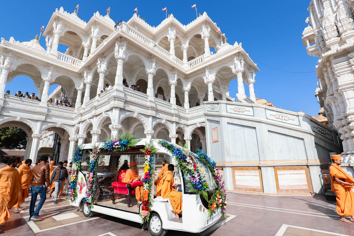 Param Pujya Mahant Swami Maharaj arrives