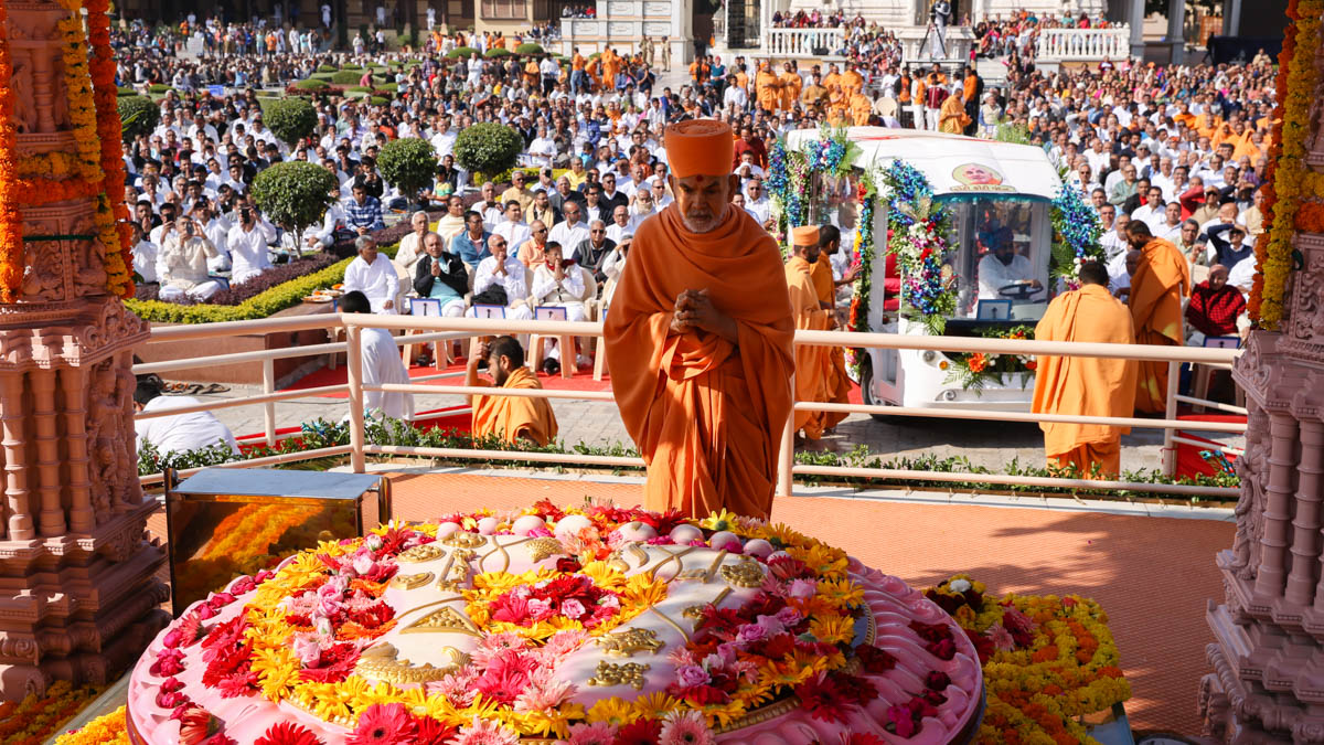 Swamishri engrossed in darshan at Pramukh Swami Maharaj's Samadhi