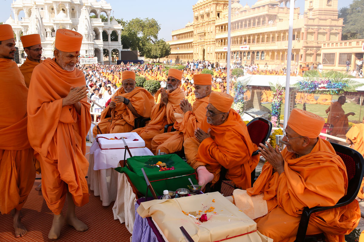 Swamishri greets senior sadhus with 'Jai Swaminarayan'