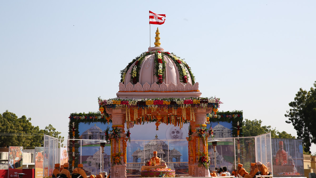 Swamishri blesses the assembly