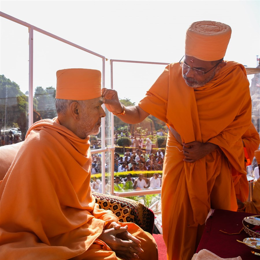 Gnaneshwar Swami performs pujan of Swamishri