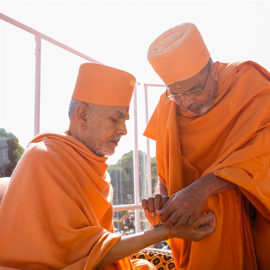 Gnaneshwar Swami ties a nadachhadi to Swamishri