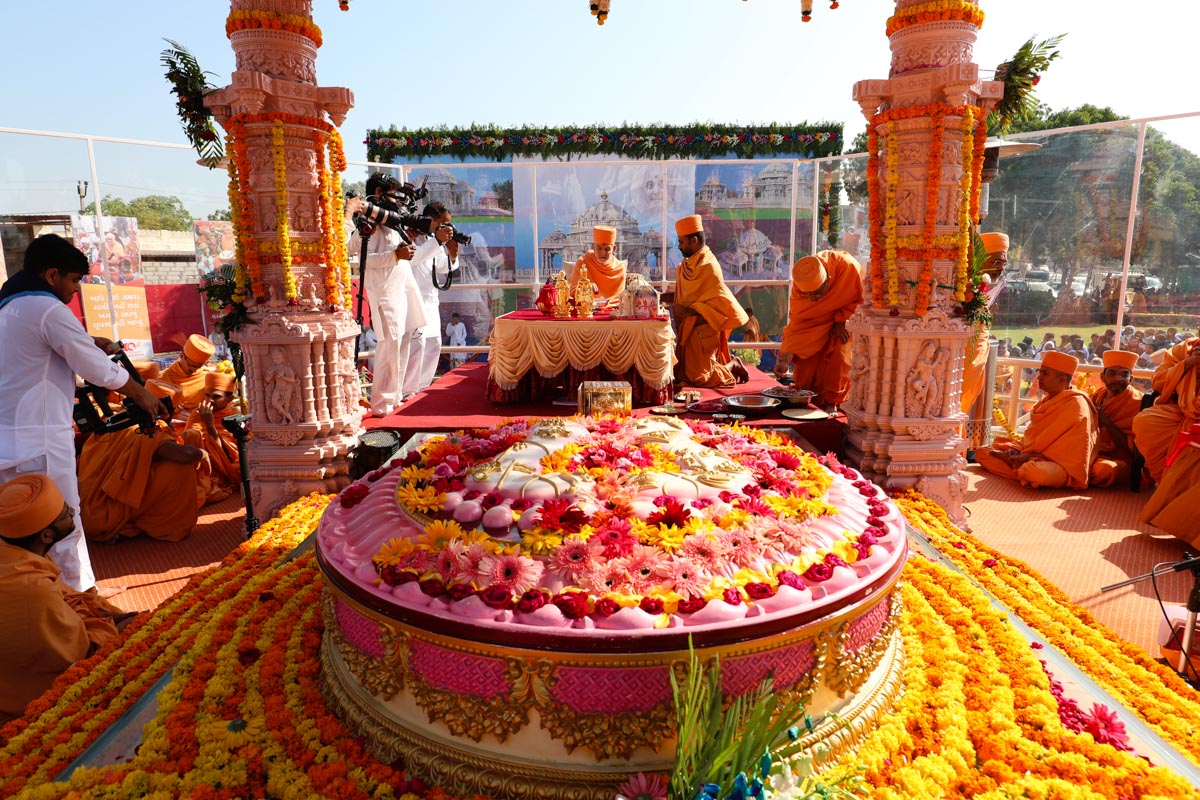 Swamishri performs the mahapuja rituals
