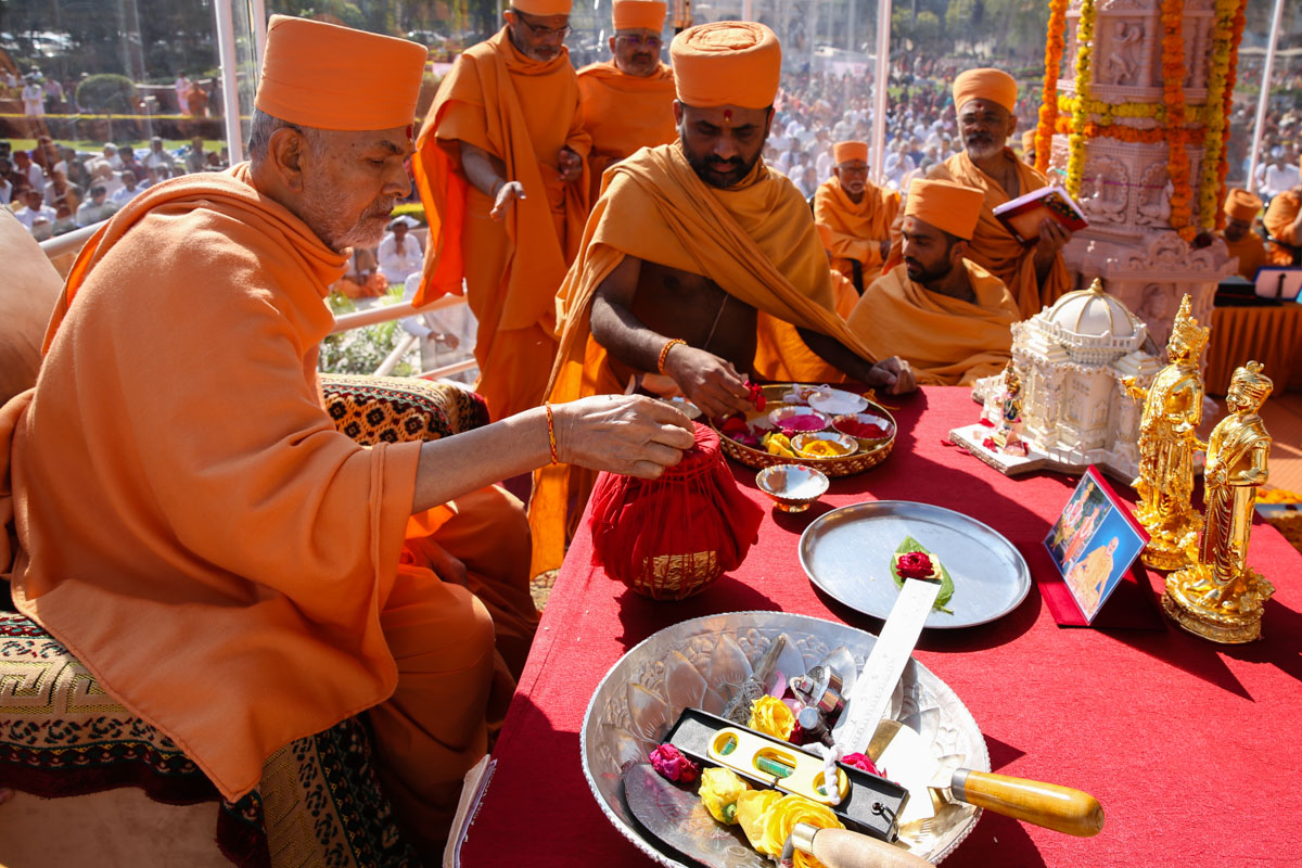 Swamishri performs pujan of the nidhi kumbh that will be placed in the foundation