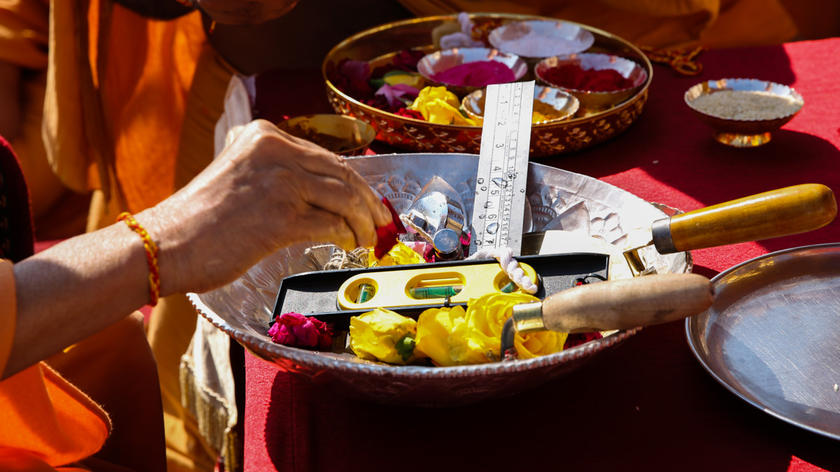 Swamishri performs pujan of the yantras