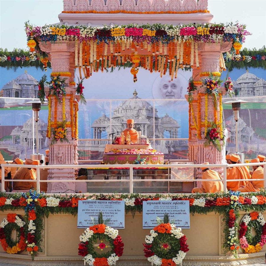 Swamishri blesses the assembly