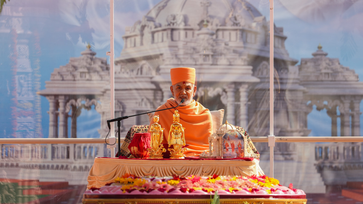 Swamishri blesses the assembly