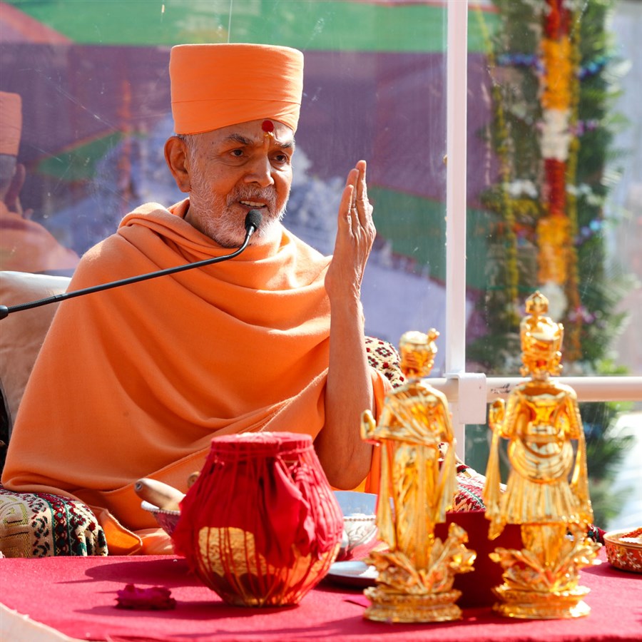 Swamishri blesses the assembly