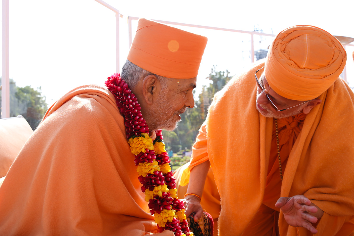 Swamishri converses with Pujya Ishwarcharan Swami