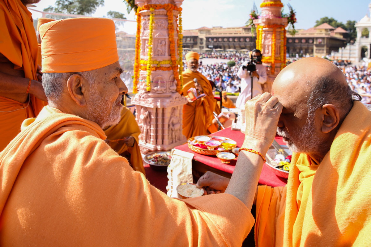 Swamishri blesses Shrijiswarup Swami