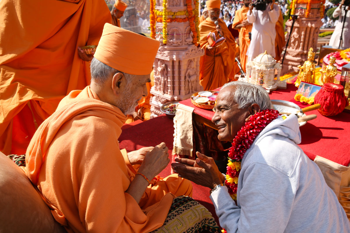 Swamishri blesses Shri Harshadbhai Chavda