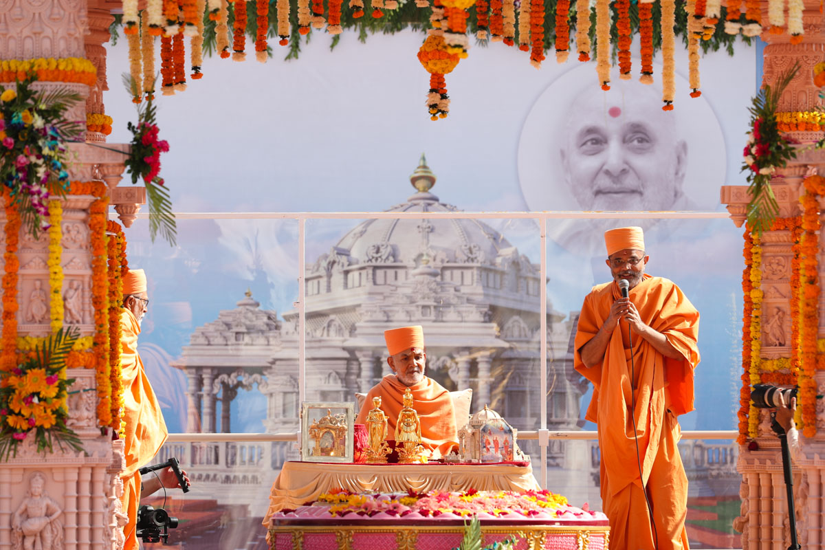 Gnaneshwar Swami addresses the assembly