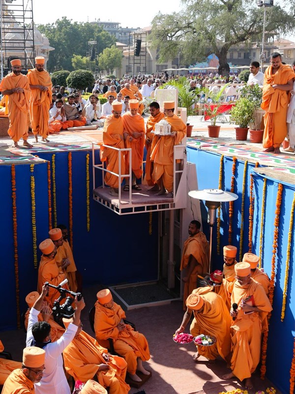 Swamishri arrives in the foundation pit
