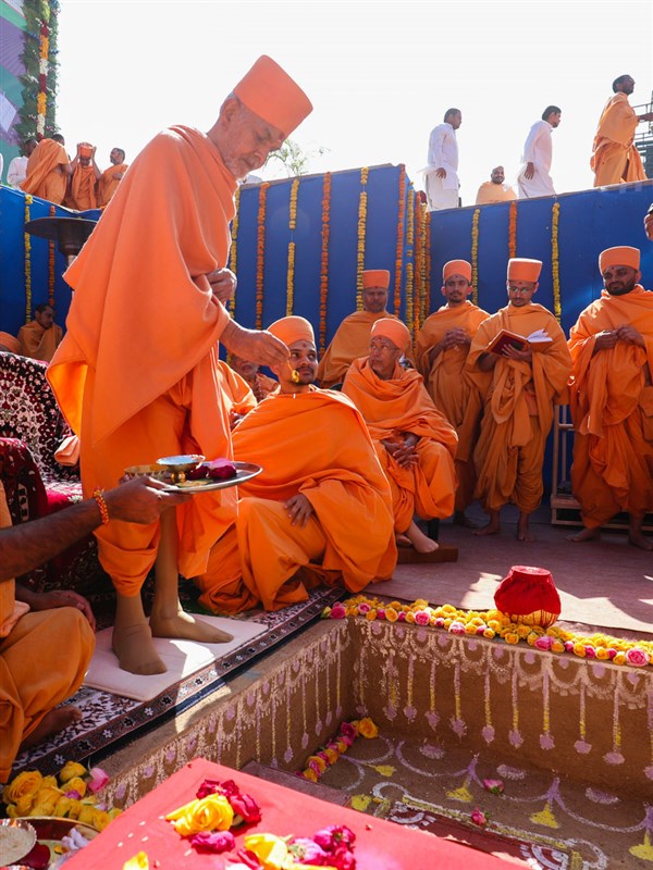 Swamishri performs the shilanyas rituals