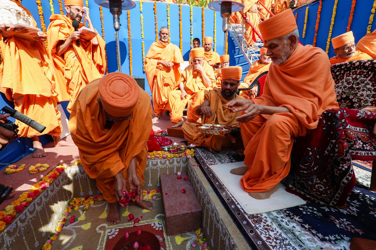 Pujya Kothari Swami performs the shilanyas rituals