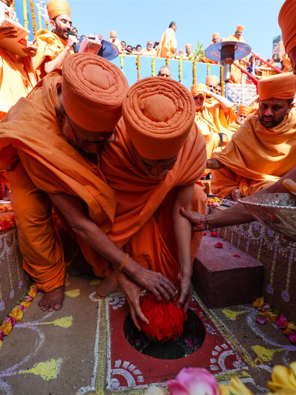 Swamishri places the nidhi kumbh in the foundation pit