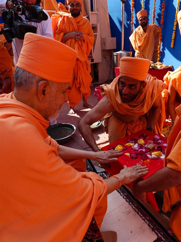Swamishri sanctifies the main shila (stone) to be placed in the foundation pit