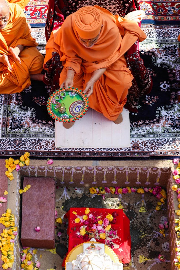 Swamishri performs the arti