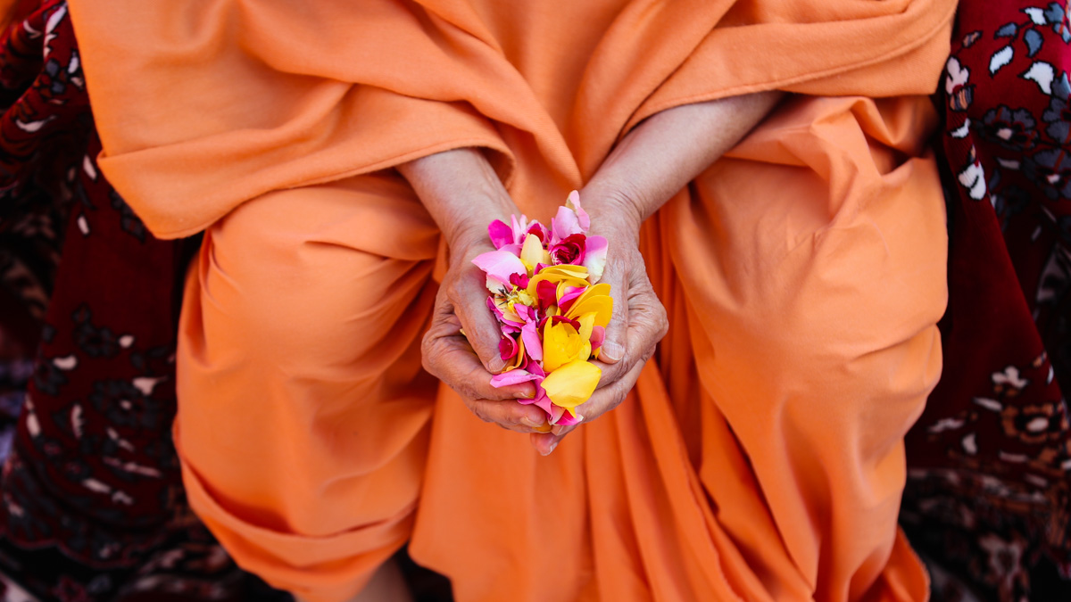 Swamishri offers mantra-pushpanjali