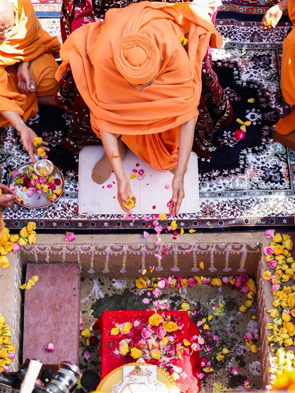 Swamishri offers mantra-pushpanjali