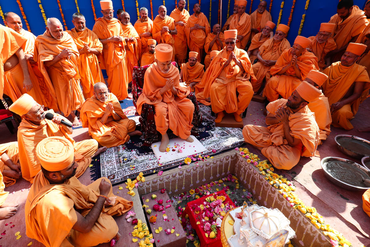 Swamishri and senior sadhus chant the Swaminarayan dhun