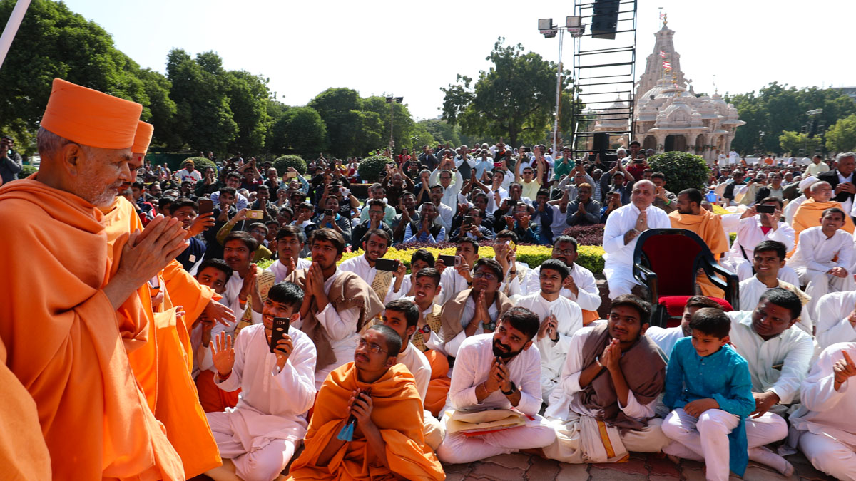 Swamishri greets devotees with 'Jai Swaminarayan'