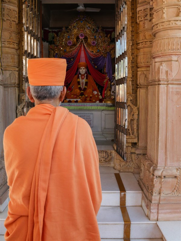 Swamishri engrossed in darshan of Brahmaswarup Pramukh Swami Maharaj