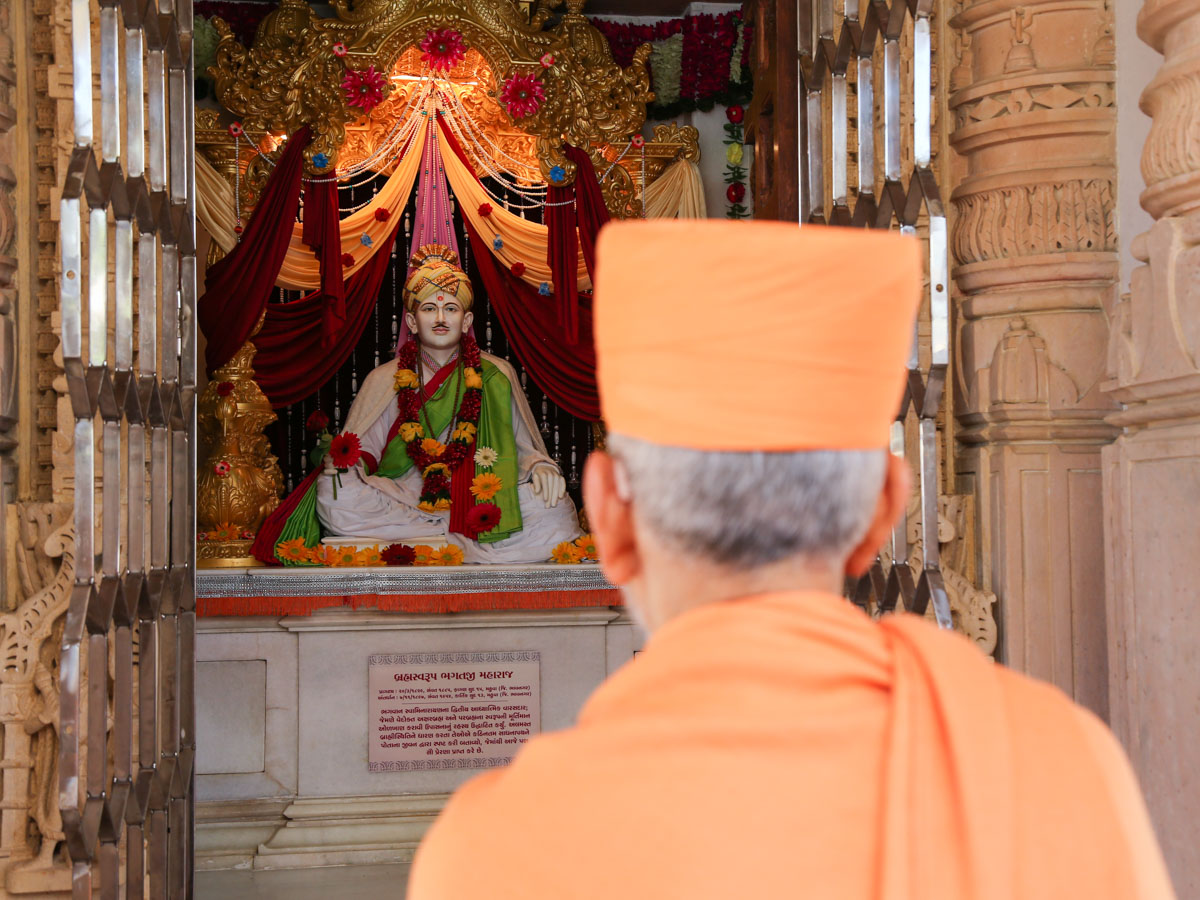 Swamishri engrossed in darshan of Brahmaswarup Bhagatji Maharaj