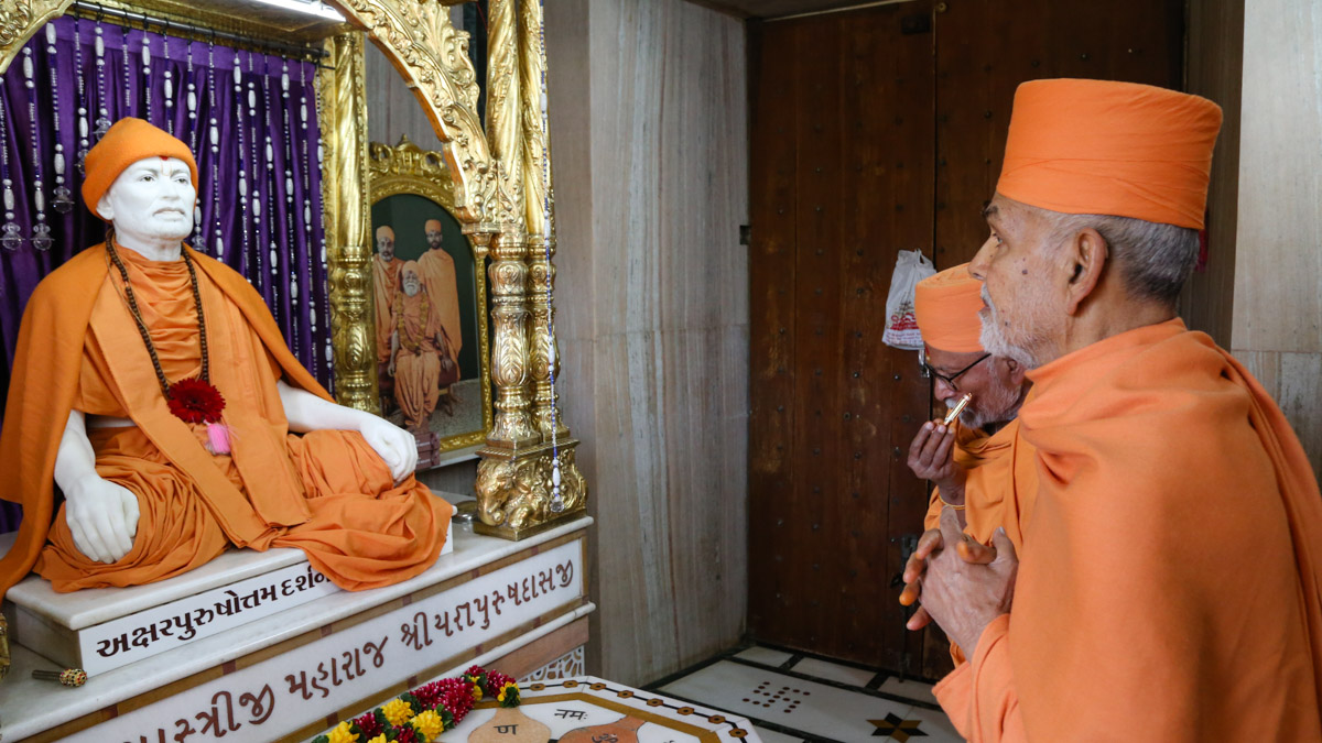 Swamishri engrossed in darshan of Brahmaswarup Shastriji Maharaj