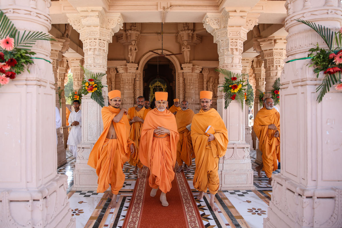 Swamishri after darshan at Yagnapurush Smruti Mandir