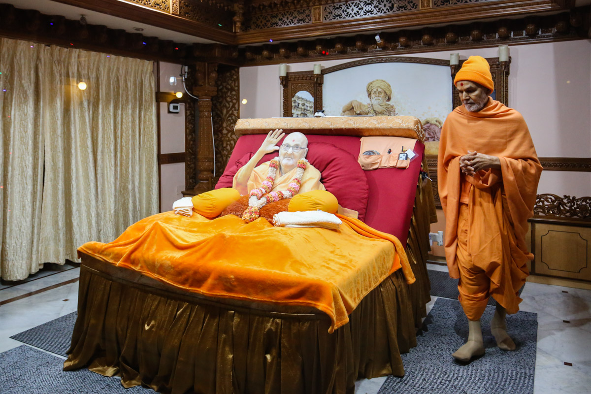 Swamishri performs pradakshina in Brahmaswarup Pramukh Swami Maharaj's room