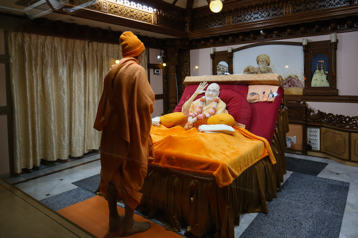 Param Pujya Mahant Swami Maharaj doing darshan in the room of Brahmaswarup Pramukh Swami Maharaj
