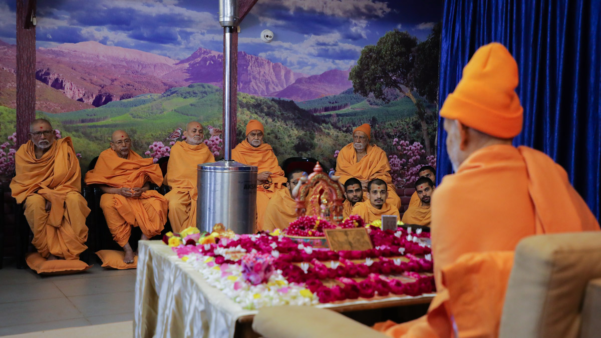 Senior sadhus doing Swamishri's puja darshan
