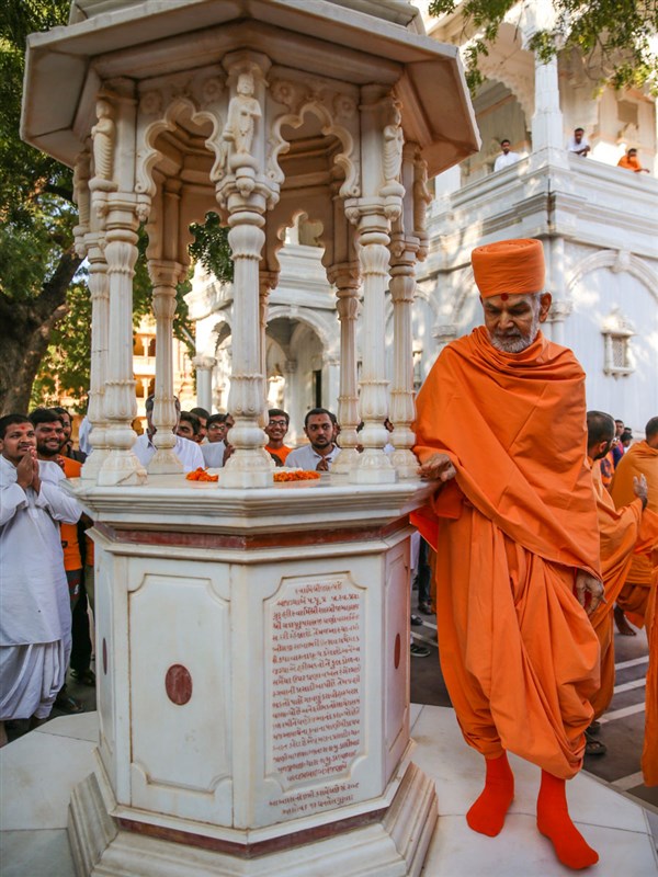 Swamishri performs pradakshina of memorial shrine in the mandir grounds