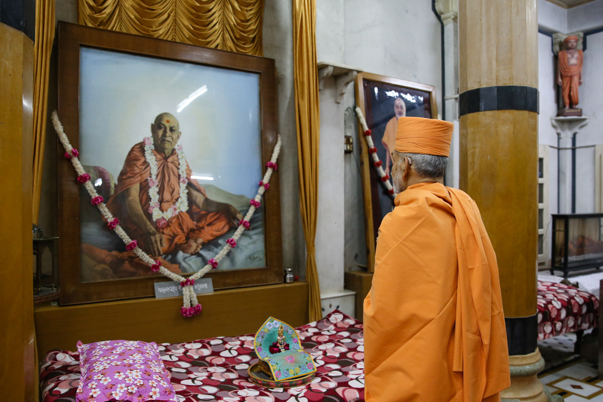 Swamishri engrossed in the darshan of Brahmaswarup Shastriji Maharaj