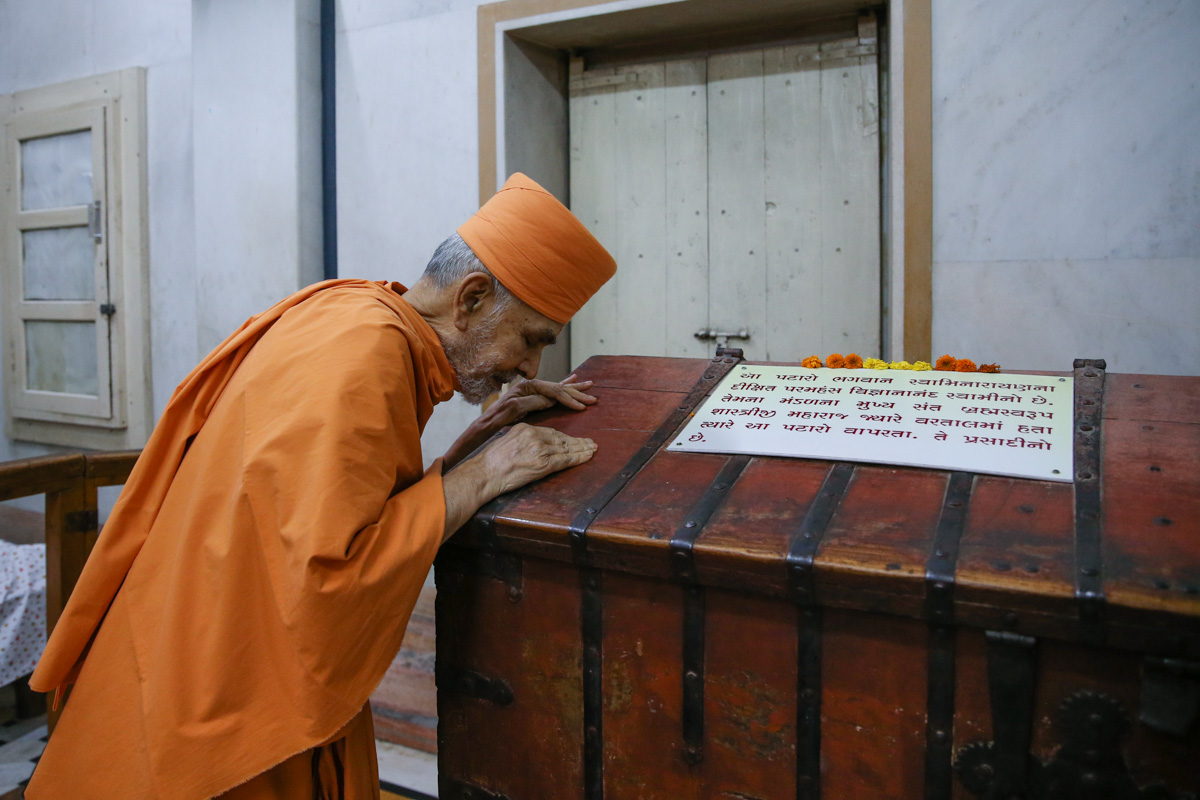 Swamishri engrossed in the darshan in the rang mandap