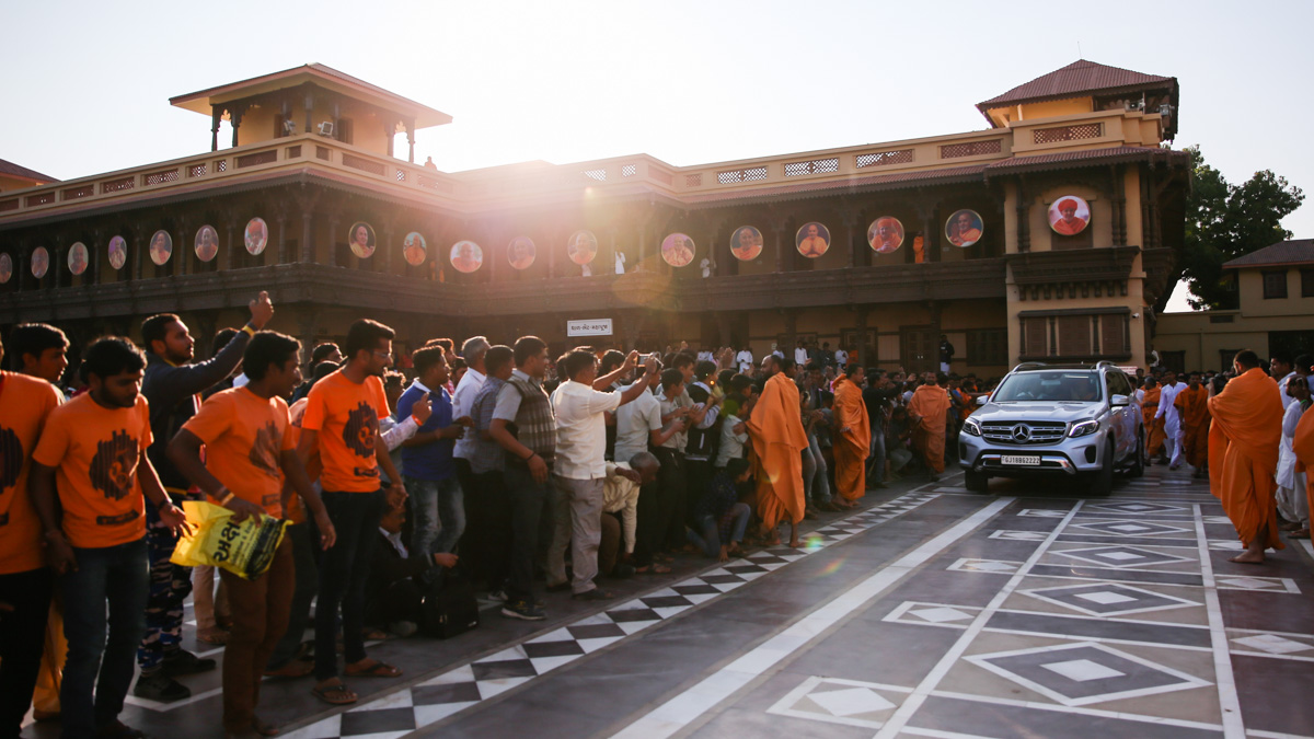 Swamishri departs from BAPS Shri Swaminarayan Mandir, Sarangpur