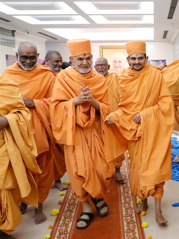 Param Pujya Mahant Swami Maharaj arrives at BAPS Shri Swaminarayan Mandir, Mumbai