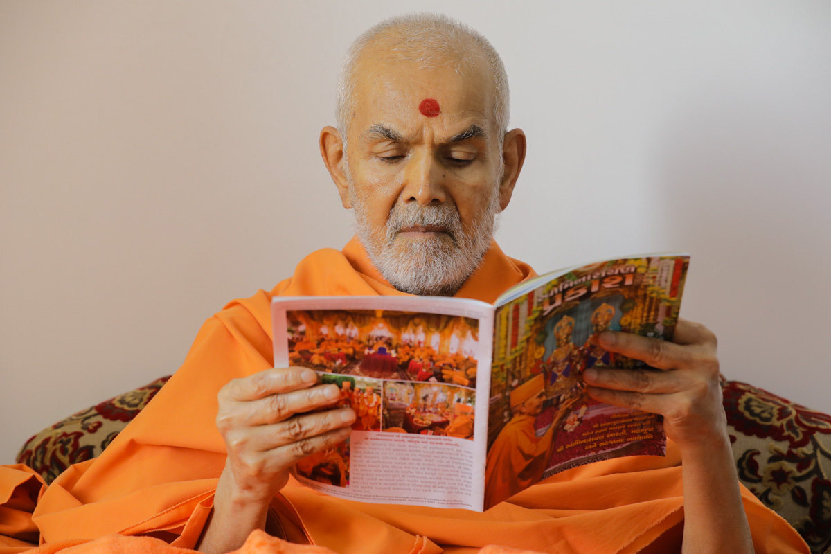 Swamishri reads the BAPS Sanstha's monthly Gujarati magazine, 'Swaminarayan Prakash'