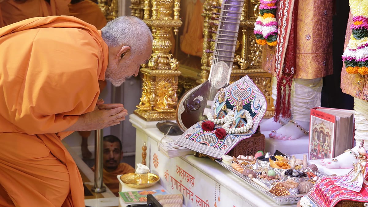 Swamishri engrossed in darshan of Shri Jabreshwar Maharaj