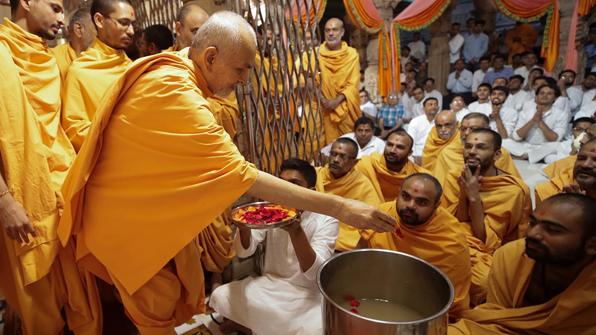 Swamishri sanctifies lemon water for devotees to break their ekadashi fast