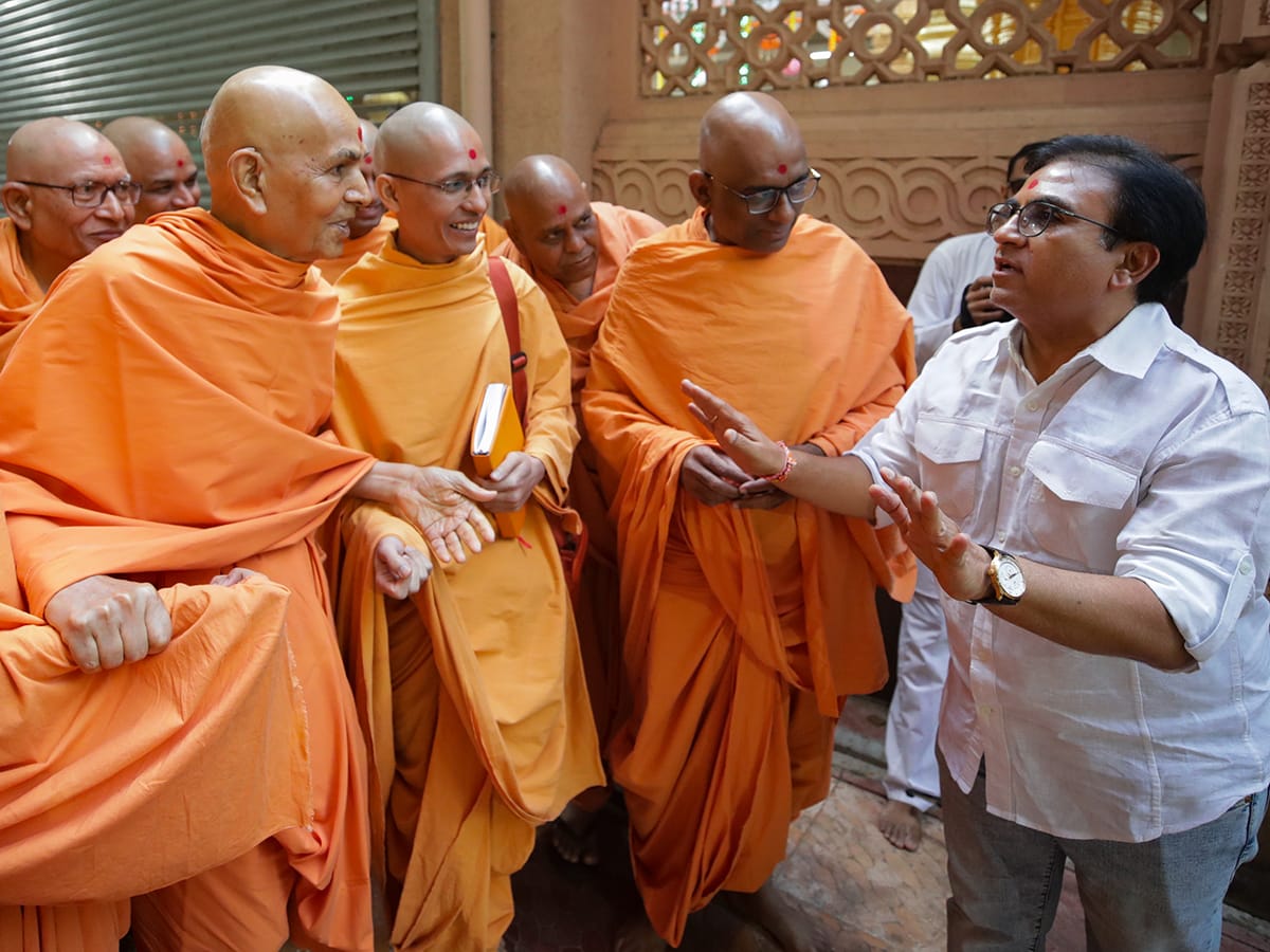 Shri Dilipbhai Joshi converses with Swamishri
